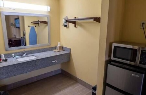 Hawkinsville Hotel | King Bedroom Smoking Room