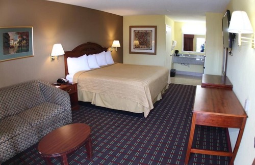 Hawkinsville Hotel | King Bedroom Smoking Room