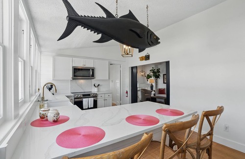 Old Naples Apartment | King Bedrooms, Two Blocks to Gulf, Shopping, and Dining in Old Naplesn