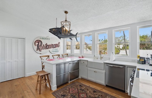 Old Naples Apartment | King Bedrooms, Two Blocks to Gulf, Shopping, and Dining in Old Naplesn