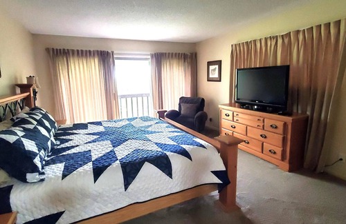 Holiday Island Condo | King Beds, Fireplace, Jacuzzi!