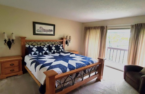 Holiday Island Condo | King Beds, Fireplace, Jacuzzi!