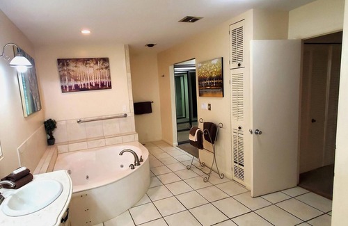 Holiday Island Condo | King Beds, Fireplace, Jacuzzi!