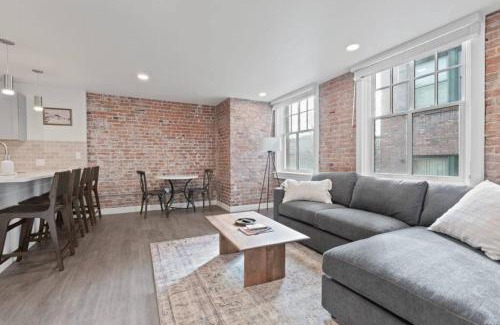 Riverside Apartment | King Beds J and K on Main Luxury Apartment 406