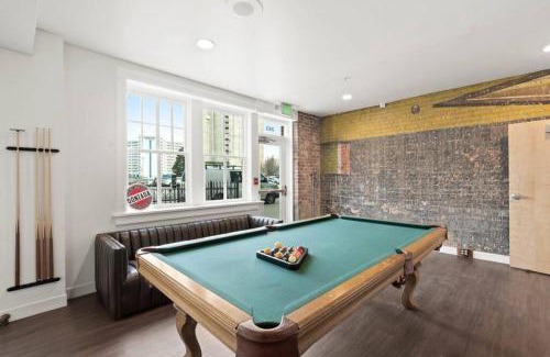 Riverside Apartment | King Beds J and K on Main Luxury Apartment 406