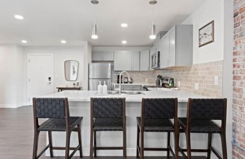Riverside Apartment | King Beds J and K on Main Luxury Apartment 406