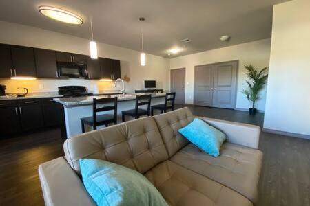 Fort Worth Apartment | KING BEDS-Lg Apt-65 inch Roku-Walk to Food and Drinks