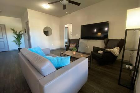 Fort Worth Apartment | KING BEDS-Lg Apt-65 inch Roku-Walk to Food and Drinks