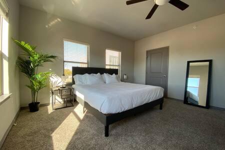 Fort Worth Apartment | KING BEDS-Lg Apt-65 inch Roku-Walk to Food and Drinks