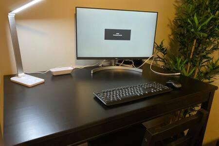 Fort Worth Apartment | KING BEDS-Lg Apt-65 inch Roku-Walk to Food and Drinks