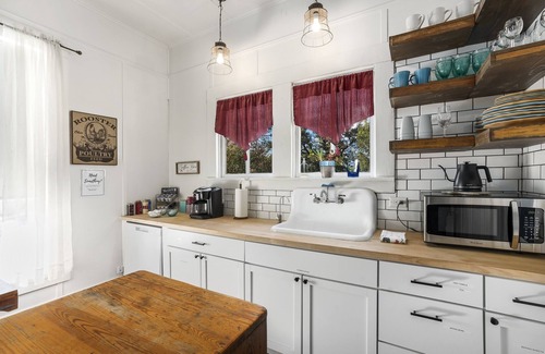 Fredericksburg Cottage | King Beds | Pet Friendly | Hot Tub | Fire Pit