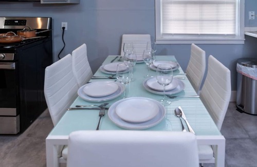 Kenmore House | King Beds w/Pet Friendly Fully Fenced Yard