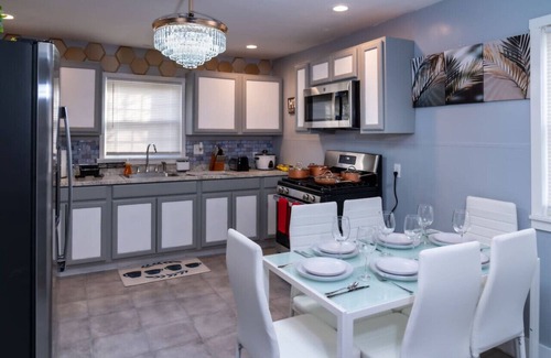 Kenmore House | King Beds w/Pet Friendly Fully Fenced Yard