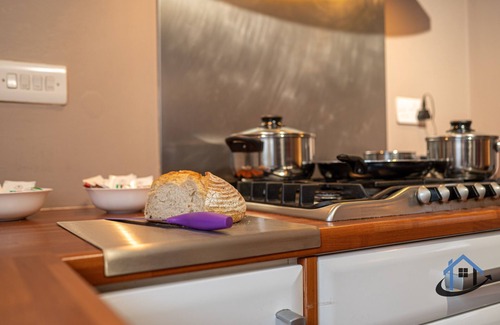 Northampton House | King beds workspace corporates parking sleeps 8n
