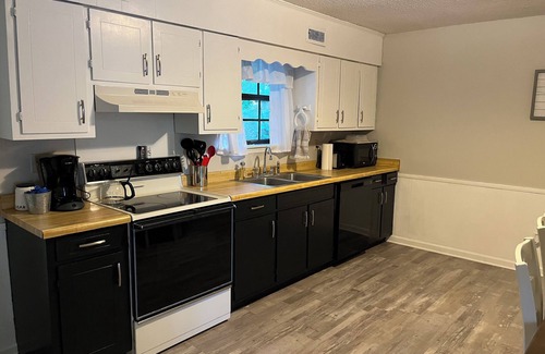 Cleveland House | King BR Townhome Cleveland TN. 2 BR 1.5 Bath