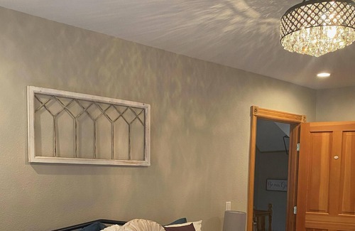 Roslyn House | King Ensuite with Bath, Mountain View
