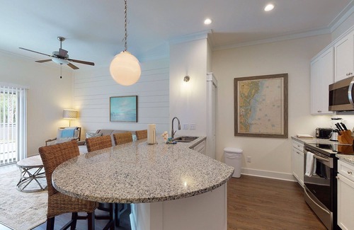 King City Condo | King one-bedroom condo w/pool in the SSI Village area Unit 2205