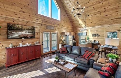Sevierville Cabin | King/Qn bed cabin |Hot Tub|GSMNP|Dollywood|Arcade