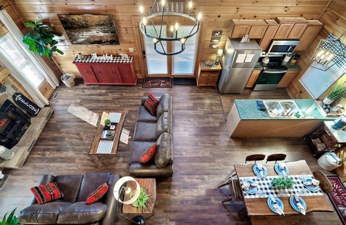 Sevierville Cabin | King/Qn bed cabin |Hot Tub|GSMNP|Dollywood|Arcade