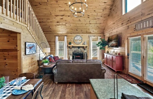 Sevierville Cabin | King/Qn bed cabin |Hot Tub|GSMNP|Dollywood|Arcade
