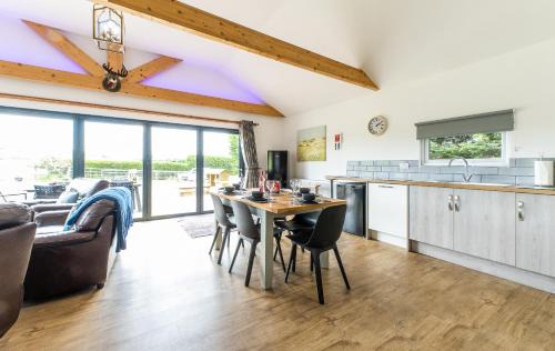 Newark upon Trent House | King Richard's Luxury Lodge - Sleeps up to 8, Dog Friendly, Near Sherwood Forest at Fairview Farm in Nottingham set in 88 acres and great for Groups, Family Gatherings & Corporate events