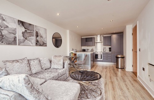 Leeds Apartment | King River Canal View Free Secure Parking