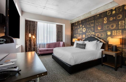 Sobro Hotel | King Room at a 4⭐️ Hotel