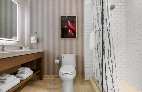 Sobro Hotel | King Room at a 4⭐️ Hotel