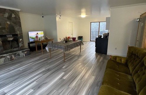 East Kootenay House | King room in beautiful Radium Hot Springs. R17