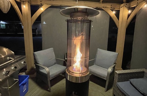 East Kootenay House | King room in beautiful Radium Hot Springs. R17