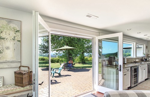 Newberg House | King`s Queen: Single level luxurious custom home in the heart of wine country
