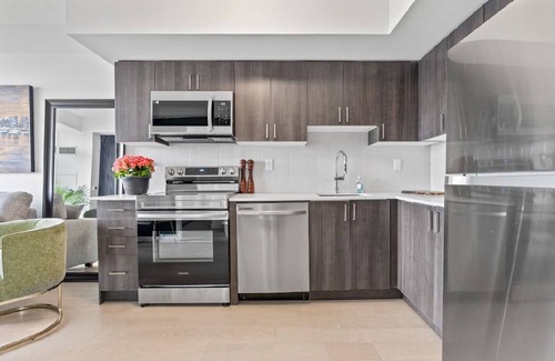 Pickering Apartment | King size Bed Deep Bath Tub Private Balcony Panoramic Views Quiet Building
