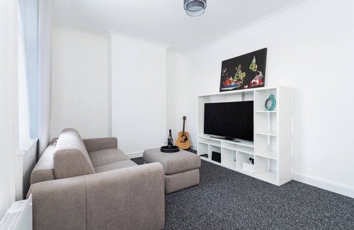 Whitchurch Apartment | King Size Bed + Sofa Bed in Cardiff
