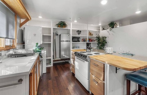 Loveland Apartment | king-size bed, views of Loveland