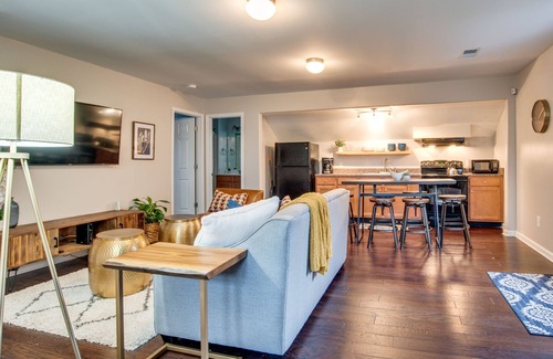 12 South Apartment | King Size Stylish Apt 10 min to city center; Ideal for longer stays