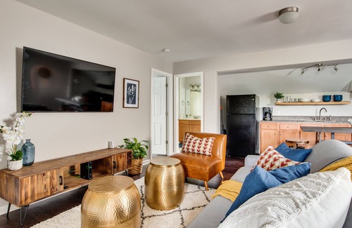 12 South Apartment | King Size Stylish Apt 10 min to city center; Ideal for longer stays