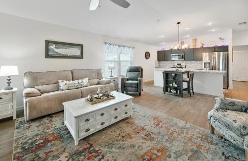 Wildwood House | King Sized Comfort in The Village of Deluna