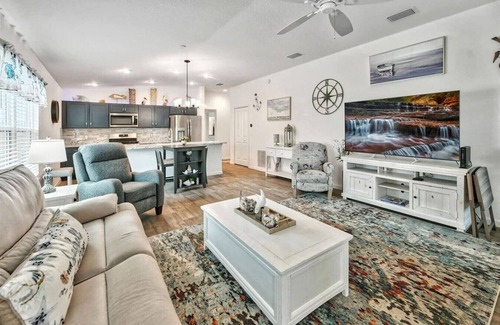 Wildwood House | King-Sized Comfort in The Village of Deluna