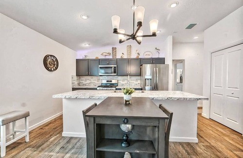 Wildwood House | King-Sized Comfort in The Village of Deluna