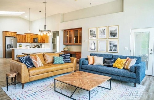 Cottonwood-Verde Village House | King Sized Retreat w/Hot tub, Peloton, Views - Close to Sedona!