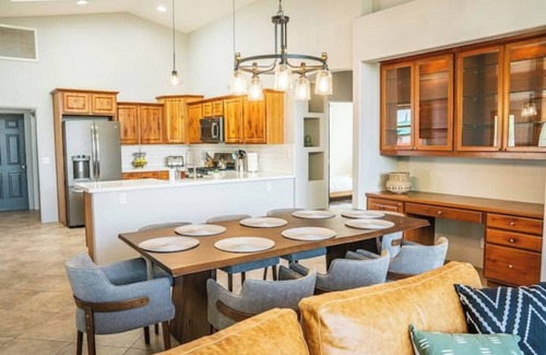 Cottonwood-Verde Village House | King Sized Retreat w/Hot tub, Peloton, Views - Close to Sedona!