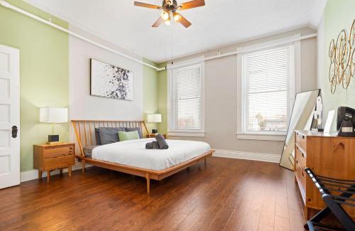 Shelby Park Apartment | KING Sleep8 4Bed 2BR 2 BA Swepson Hideaway