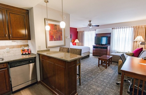 Wilmington Apartment | King Studio | Free Breakfast. Pool.Business Center