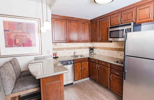 Wilmington Apartment | King Studio | Free Breakfast. Pool.Business Center