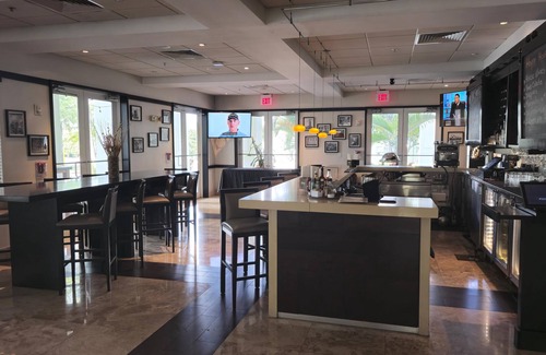 Doral Condo | King Studio, kitchen, lanai - Near Dolphin Mall