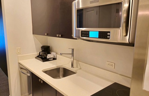 Doral Condo | King Studio, kitchen, lanai - Near Dolphin Mall