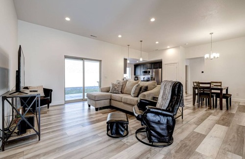 Tri-Cities House | King Suite, 3 Car Garage & Yard 4/2 - #5668-32