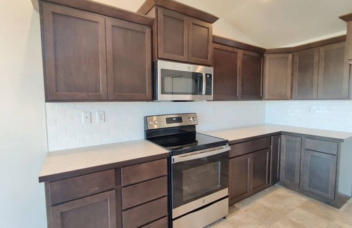 South Richland House | King Suite, 3 Car Garage & Fenced Yard