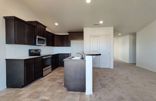 South Richland House | King Suite, 3 Car Garage & Fenced Yard