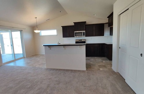 South Richland House | King Suite, 3 Car Garage & Fenced Yard